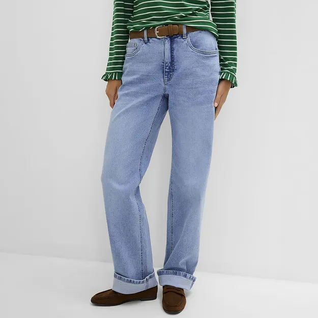 Moderiktig outfit: randig topp, vida, ljusbl&aring; jeans, brunt sk&auml;rp och bruna mockaloafers.