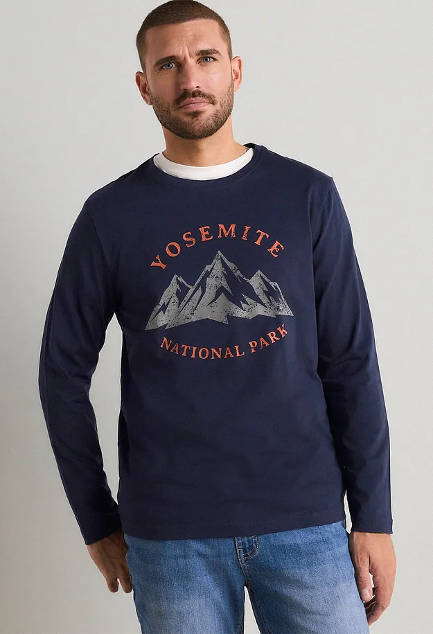 M&ouml;rkbl&aring;, l&aring;ng&auml;rmad T-shirt med Yosemite-tryck och jeans f&ouml;r en ledig stil.