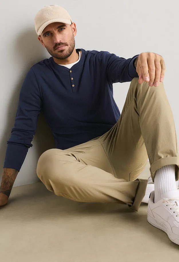 Beige m&ouml;ssa, bl&aring; farfarstr&ouml;ja, beiga byxor och vita sneakers.