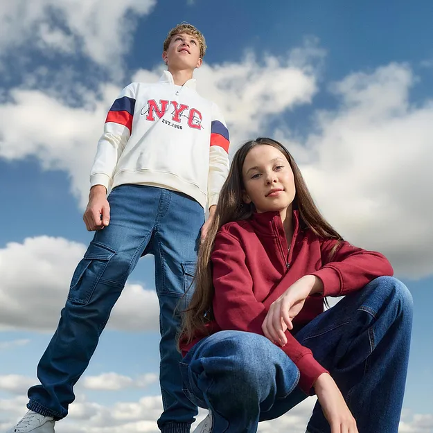 Lediga sweatshirts, m&ouml;nstrade och enf&auml;rgade, perfekt kombinerade med coola jeans.