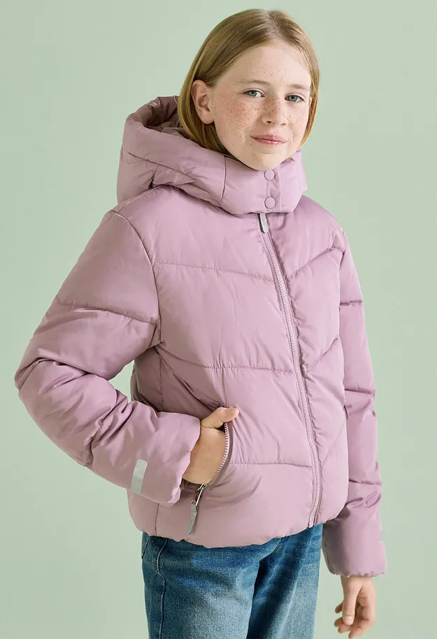 Denna flicka har p&aring; sig en varm lila t&auml;ckjacka med huva