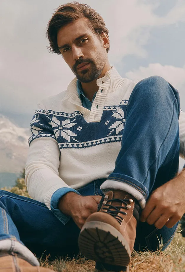 En mysig Fair Isle-tr&ouml;ja, jeans och robusta, bruna vandringsk&auml;ngor ute i det fria.