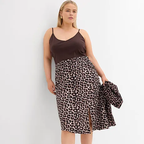 Brun topp kombinerad med en leopardmönstrad kjol.