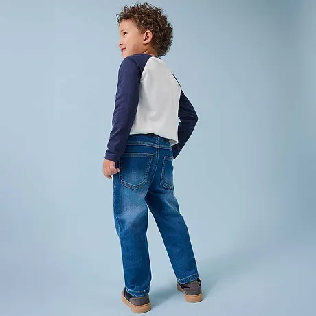 Blåvit långärmad tröja möter klassiska jeans.

