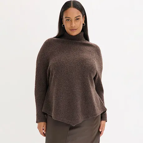 Brun polotröja med asymmetrisk design.