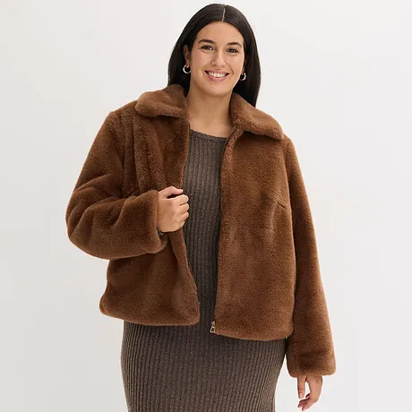 Fluffig brun jacka i fuskpäls.

