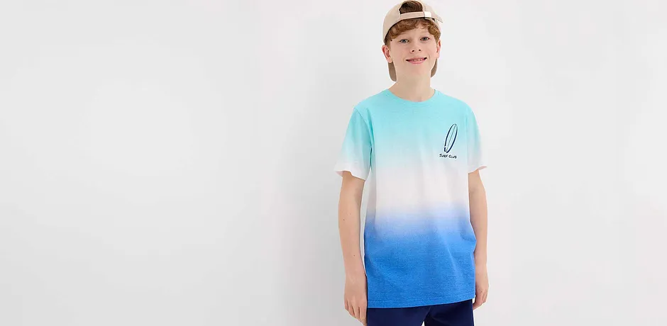 T-shirt med färgnyanser i turkos och blått, kombinerad med mörkblå byxor.