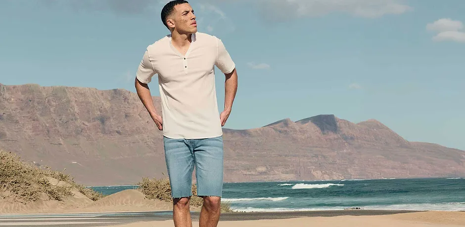 Sommarlook: ljus kortärmad t-shirt i farfarsmodell och ljusblå jeansshorts.