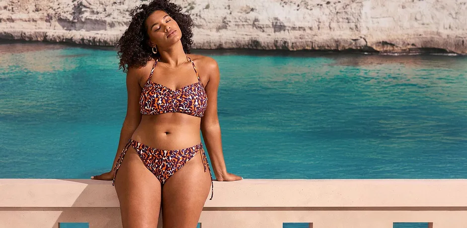 Färgglad leopardbikini med halternecköverdel och klassisk underdel, perfekt för stranden.