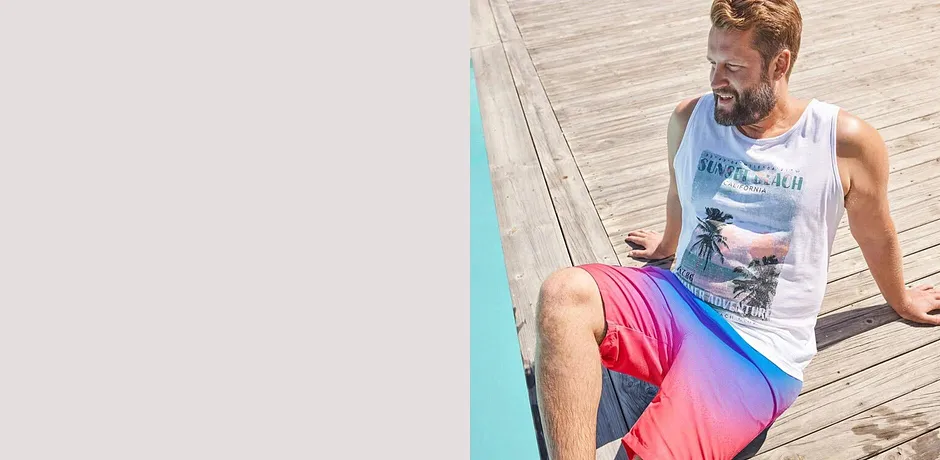 Vitt linne och färgglada badshorts i rosa och blått för pool och strand.