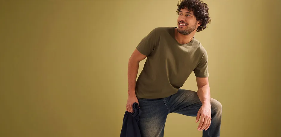 Avslappnad stil: olivgrön T-shirt och mörka jeans.
