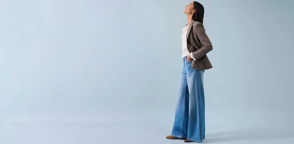Vida jeans, ljust linne och beige kavaj för en avspänd stil.