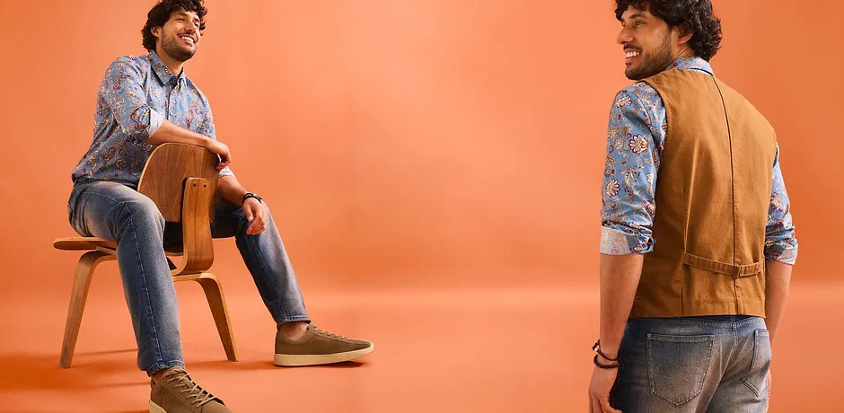 Färgglad paisleyskjorta och lediga jeans.