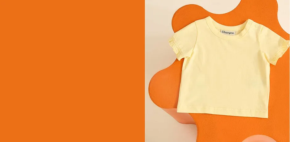 Ljus t-shirt för bebisar med kort ärm. Enkel och bekväm design för varma dagar.