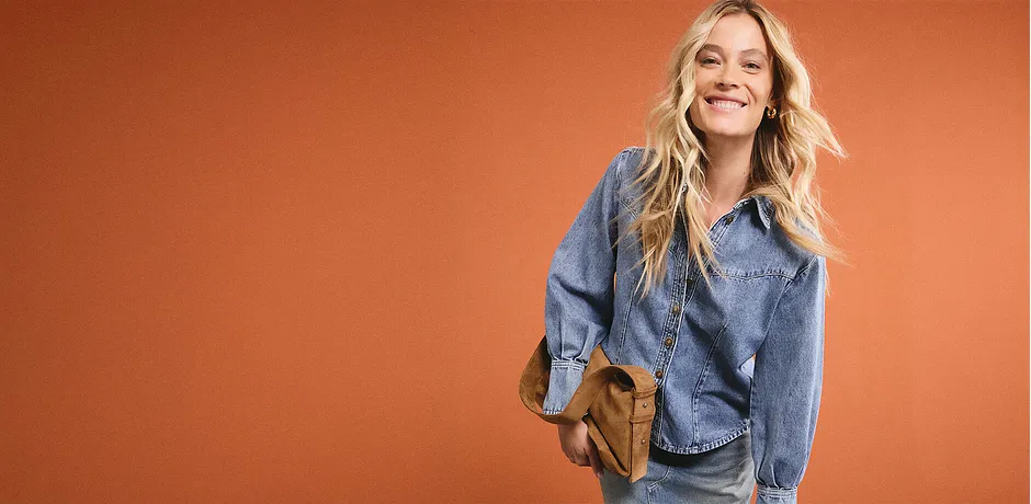 Ledig denimlook med blå jeansskjorta, matchande jeans och brun axelremsväska för en avslappnad vardag.