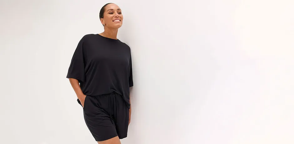 Ett ledigt svart set: T-shirt i oversizemodell och kort byxa för en avspänd, ledig look.