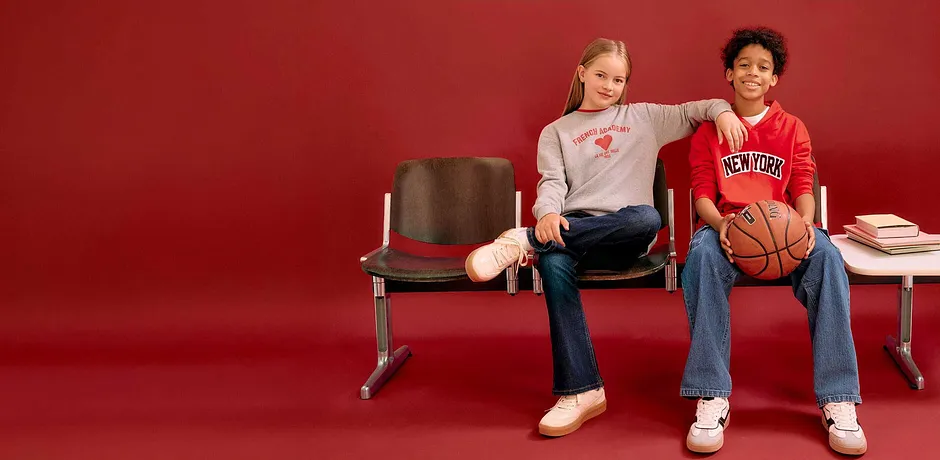 Ledig stil: jeans, T-shirts och sportskor. Bekväma vardagsplagg i rött och vitt.