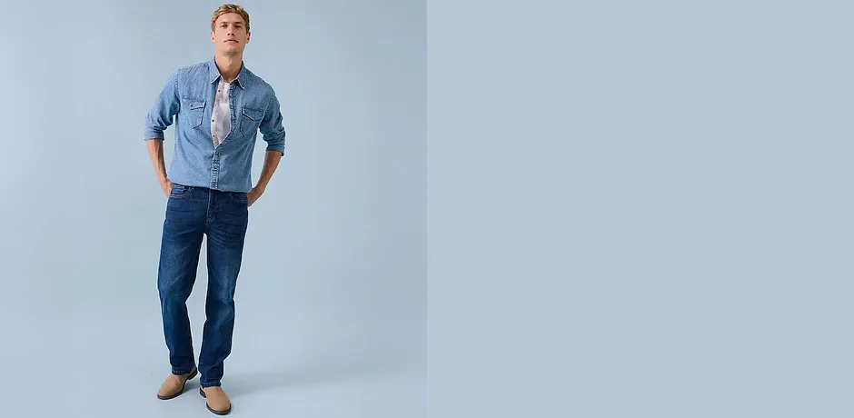 Ledig denimlook: ljusblå jeansskjorta och mörka classic fit jeans.