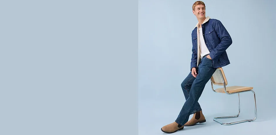 Ledig denimlook: blå jeansjacka och mörka regular fit jeans.