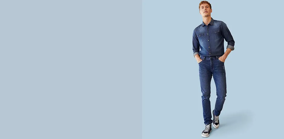 Ledig denimlook: mörkblå jeansskjorta med matchande slim fit jeans.