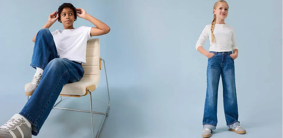 Avslappnad look med vita T-shirts och vida jeans. Bekväma vardagskläder för barn.