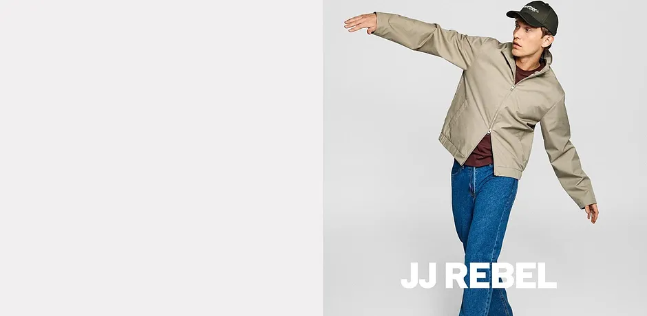 JJRebel: Beige jacka, blå jeans och svart keps.