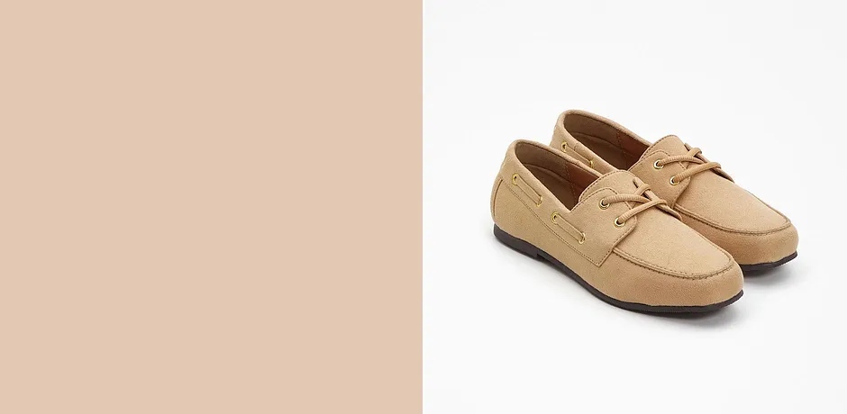 Beiga loafers.