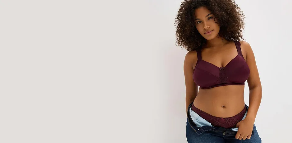 Sportig look: violett BH och blåa jeans framhäver en självsäker och ledig utstrålning.