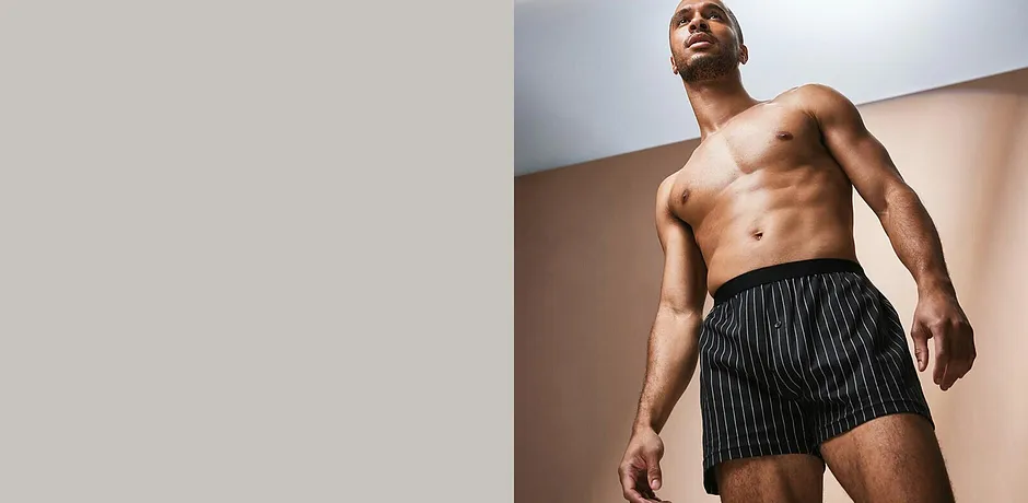 Randiga svarta boxershorts. Minimalistiska men stilfulla underkläder för herrar.