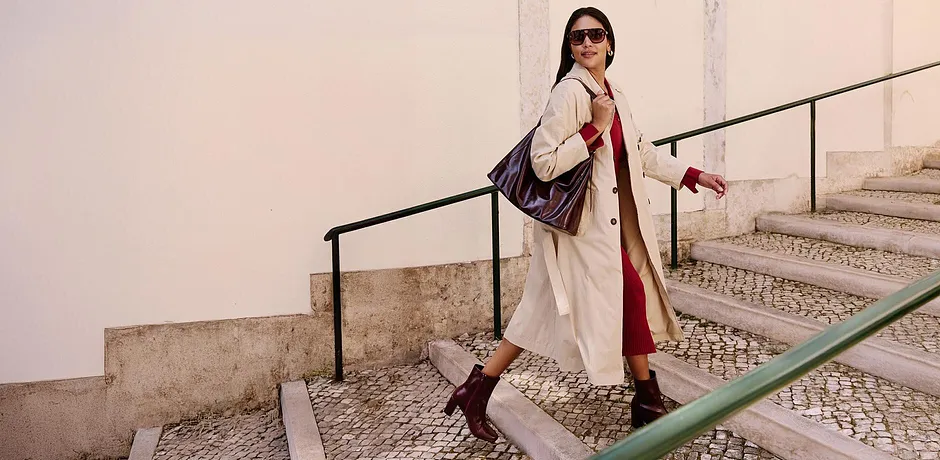 Elegant trenchcoat, röda detaljer, statement-stövlar. Stilsäker kombination för en urban look.

