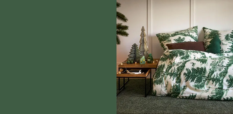 Sängkläder med granmönster skapar julstäming i sovrummet.