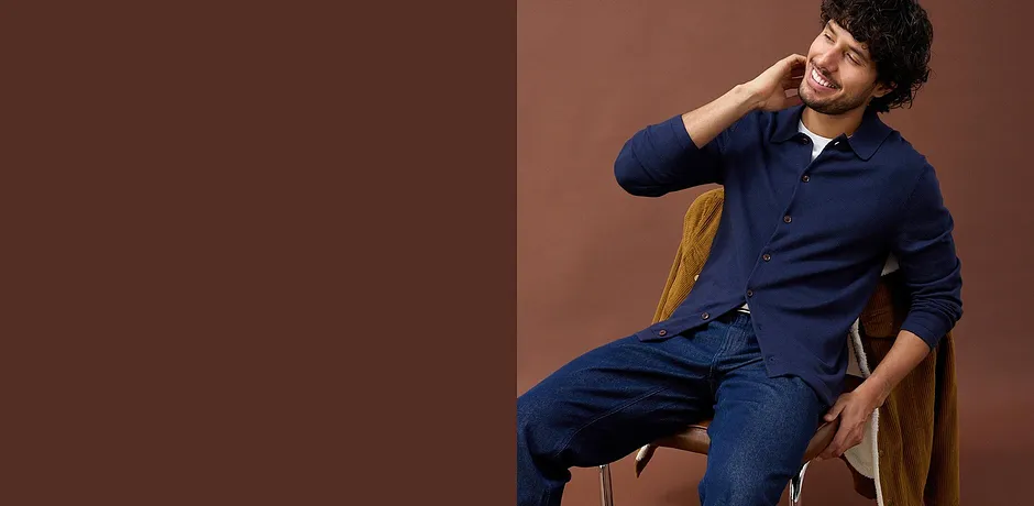 Blå finstickad cardigan med merinoull kombinerad med blå jeans.