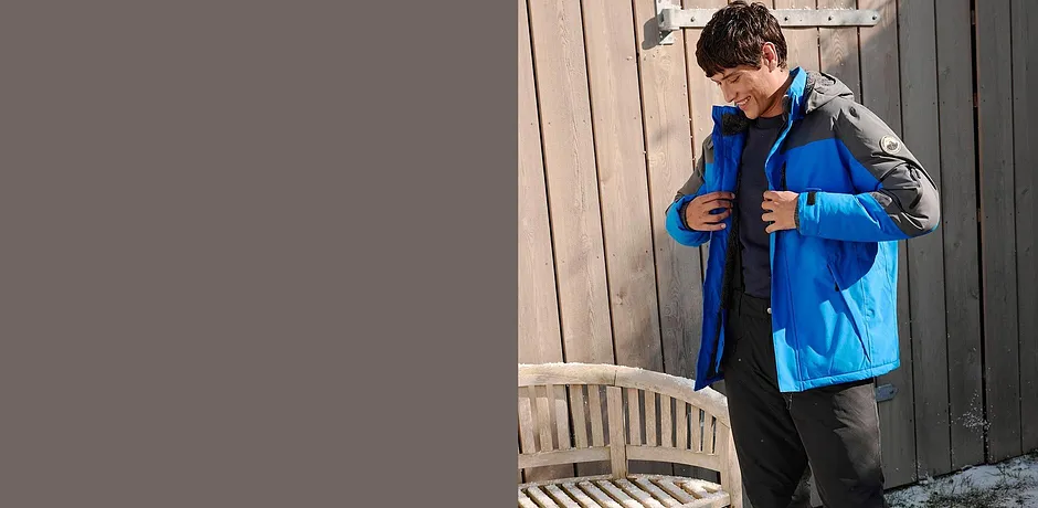Sportig blå jacka med huva perfekt för aktiva dagar utomhus.