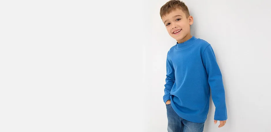 Långärmad blå tröja och klassiska jeans.