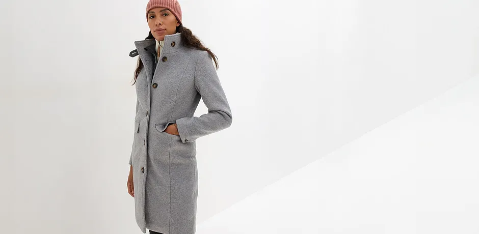 Elegant, grå yllekappa, brun mössa och sjal.