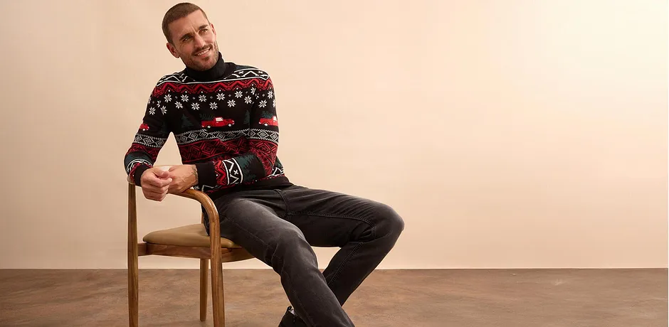 Julig tröja med färgglatt mönster, till det ett par mörka jeans.

