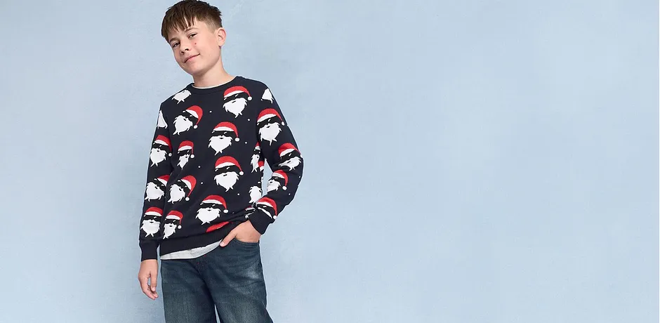 Tröja med jultomtemotiv, kombinerad med lediga jeans.

