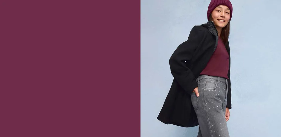 Ett barn bär varma vinterkläder.

