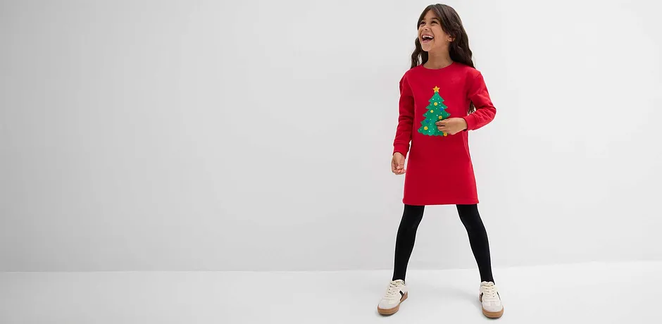 Flicka bär röd klänning.