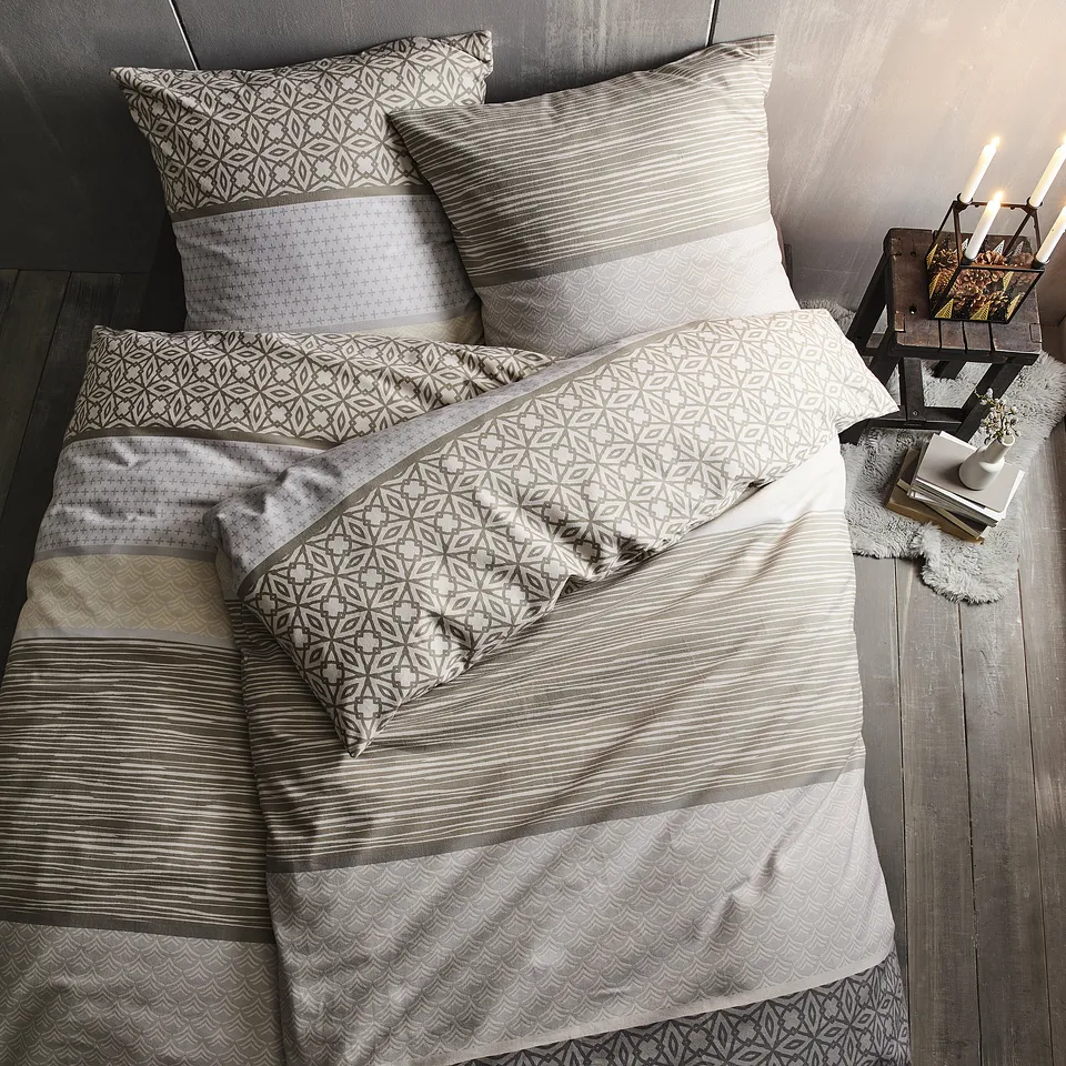 Sängkläder i neutrala toner med fina mönster.

