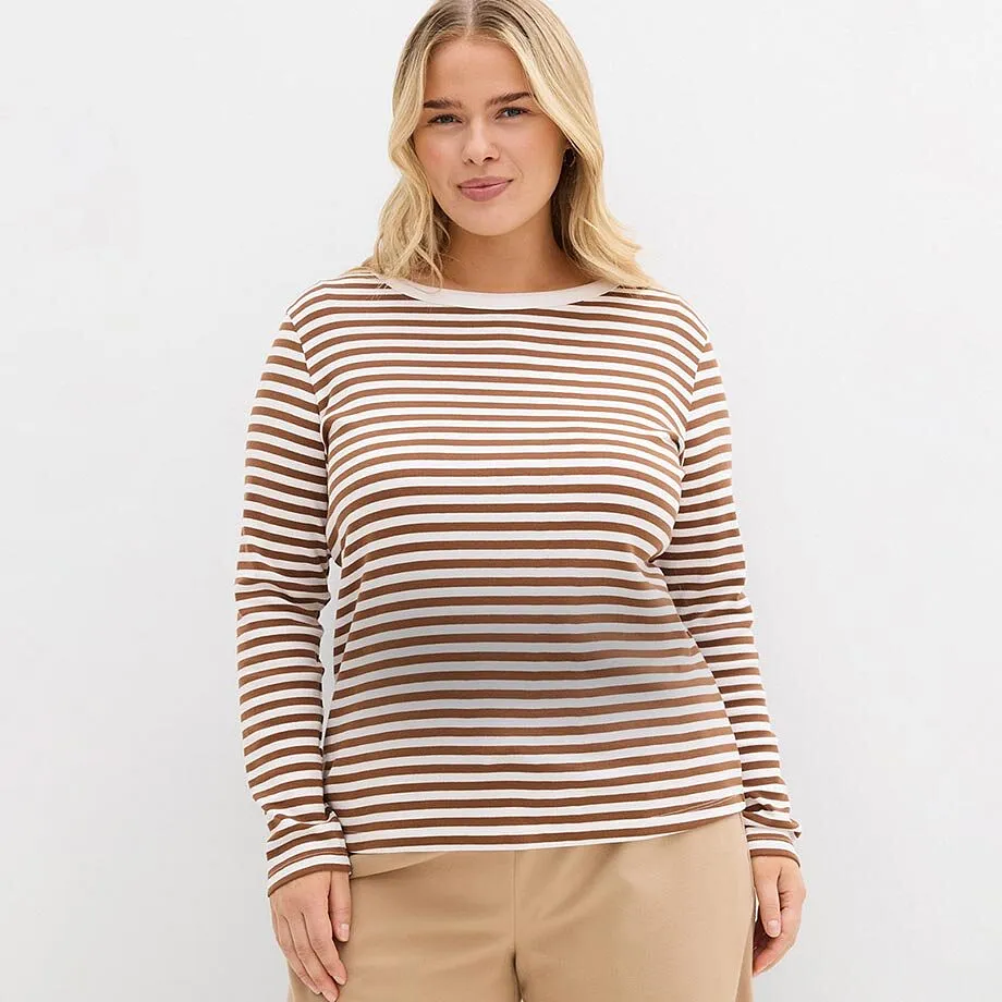 Randig långärmad tröja i brunt och vitt.

