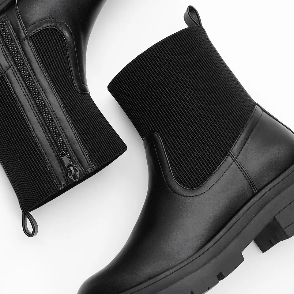 Eleganta svarta boots.

