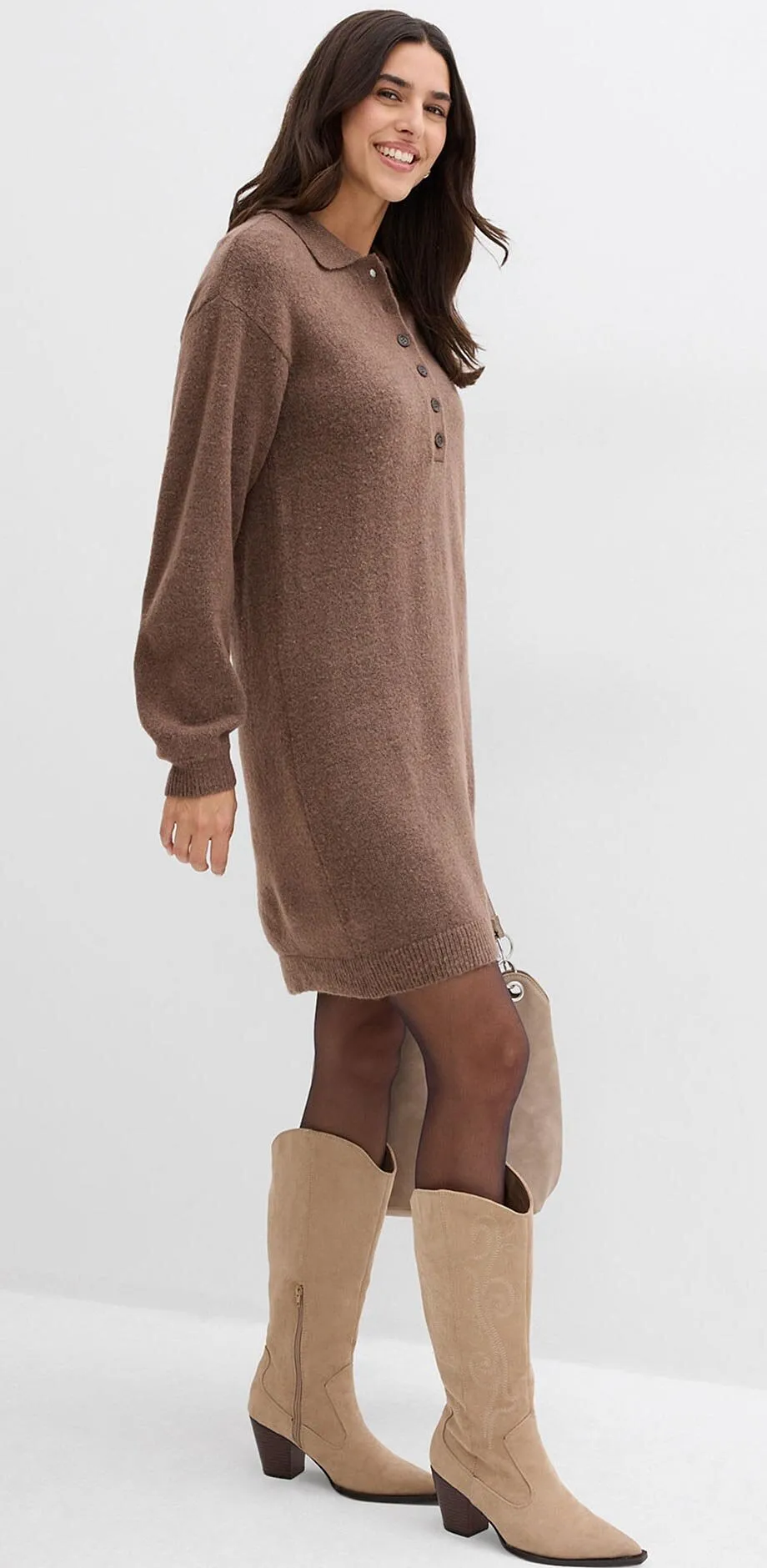 Brun stickad klänning med polokrage, kombinerad med ljusa stövlar.


