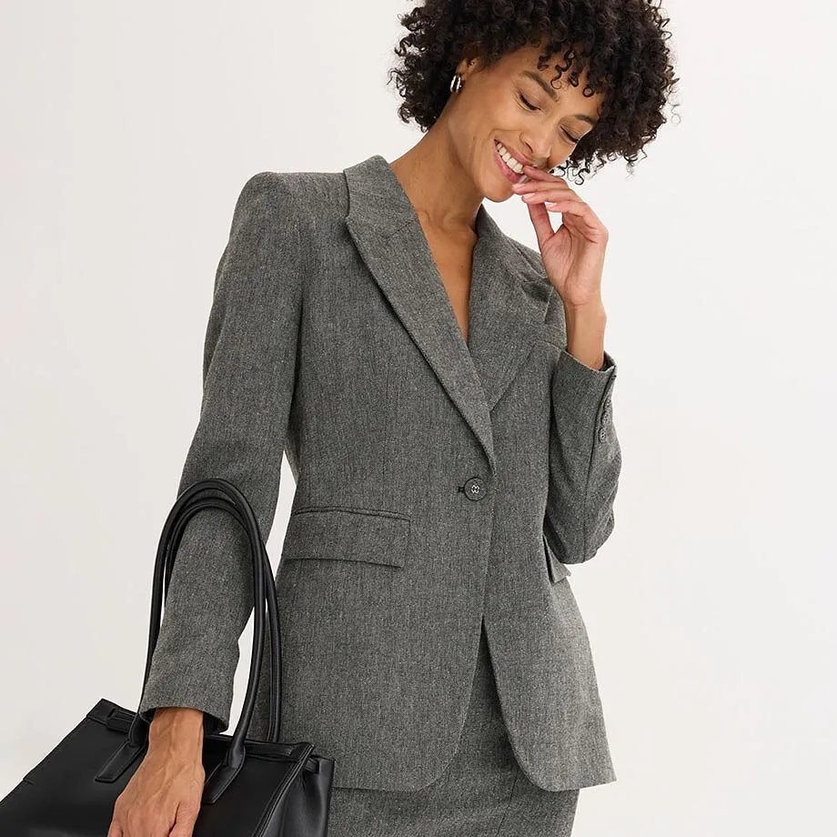 Grå kavaj med struktur.

