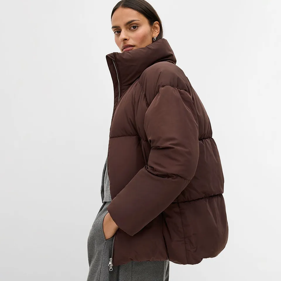 Brun täckjacka med hög krage.

