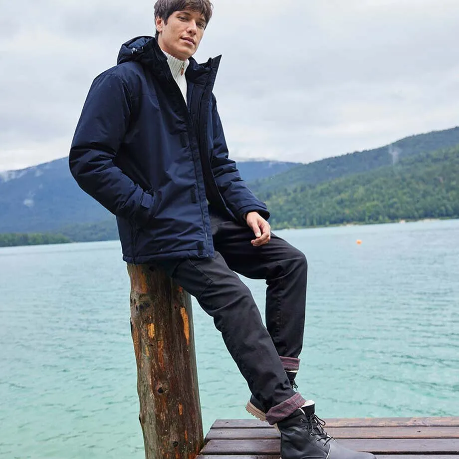 M&ouml;rk vinterjacka och svarta fodrade byxor f&ouml;r kalla dagar.