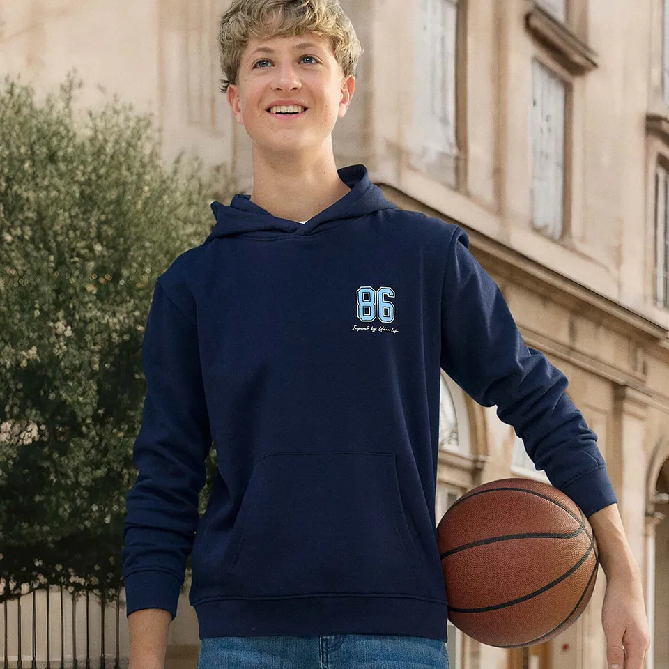 Barn - Hoodie av ekologisk bomull med stort ryggtryck, Loose Fit - m&ouml;rkbl&aring;