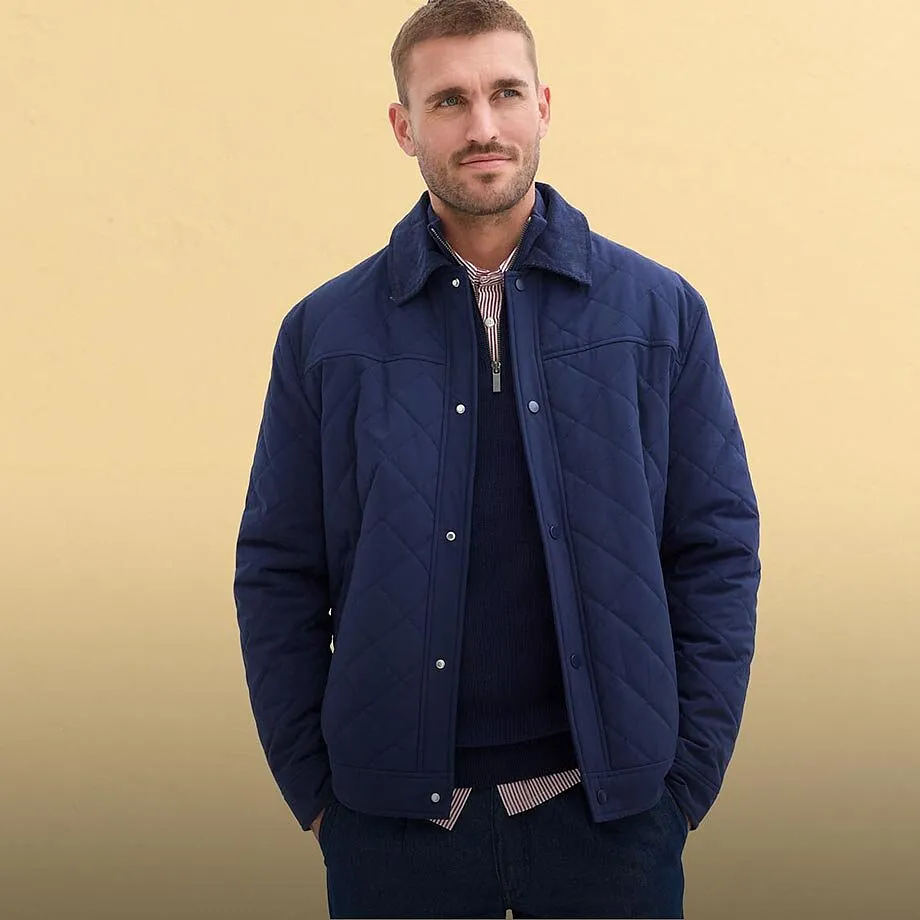 Bl&aring; jacka kombinerad med m&ouml;rka byxor.
