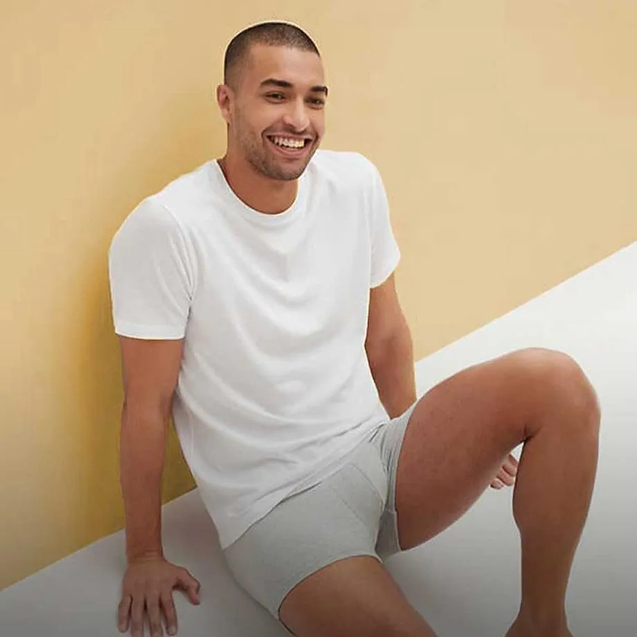 Vit T-shirt och gr&aring; boxershorts.

