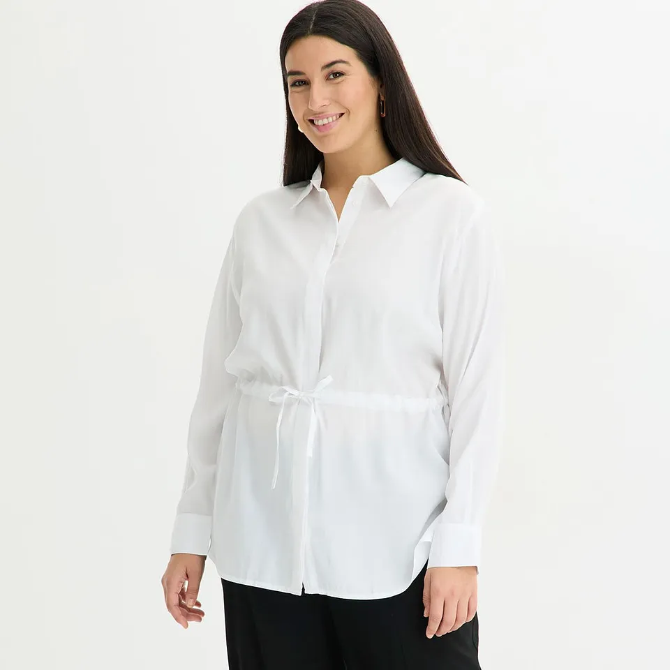 Vit blus med krage, knappar och knytsk&auml;rp.
